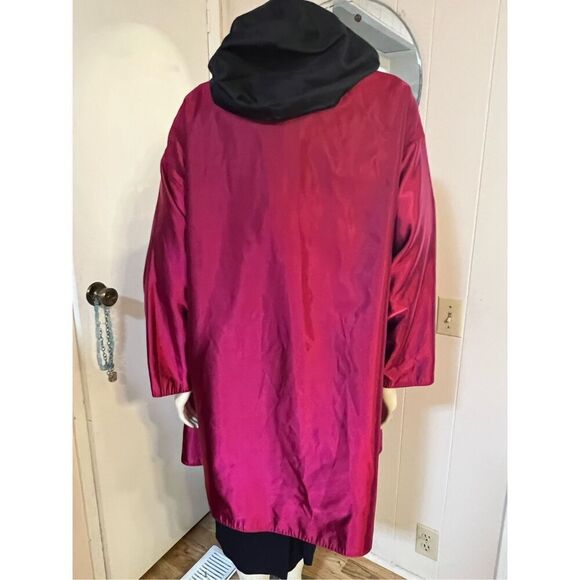MycraPac-One Shiny Raspberry to Black Reversible Raincoat with Zip Away Hood Stu - Picture 4 of 9